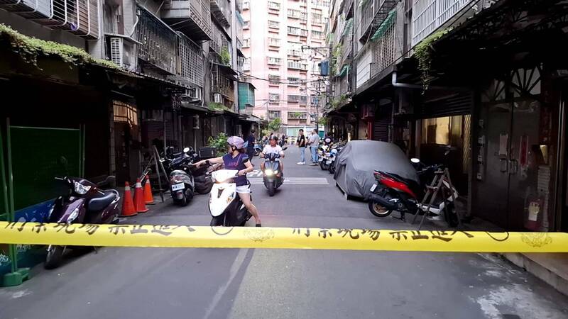 警方将延吉街围起封锁线。(记者徐圣伦翻摄) 警方将延吉街围起封锁线。(记者徐圣伦翻摄)