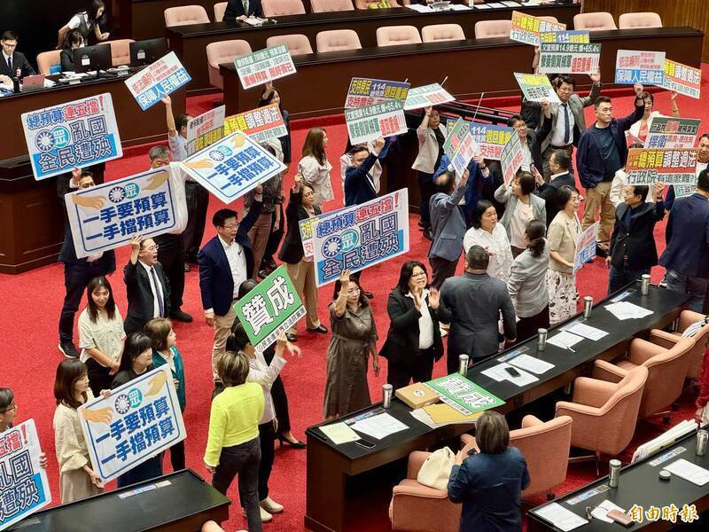 國民黨立委今年1月在立法院審查總預算案時,以人數優勢進行表決。美國前白宮國安高層近日撰文,罕見點名國民黨對國防開支的態度,警告此舉正從根本上削弱華府對台支持的根基。(資料照) 國民黨立委今年1月在立法院審查總預算案時,以人數優勢進行表決。美國前白宮國安高層近日撰文,罕見點名國民黨對國防開支的態度,警告此舉正從根本上削弱華府對台支持的根基。(資料照)