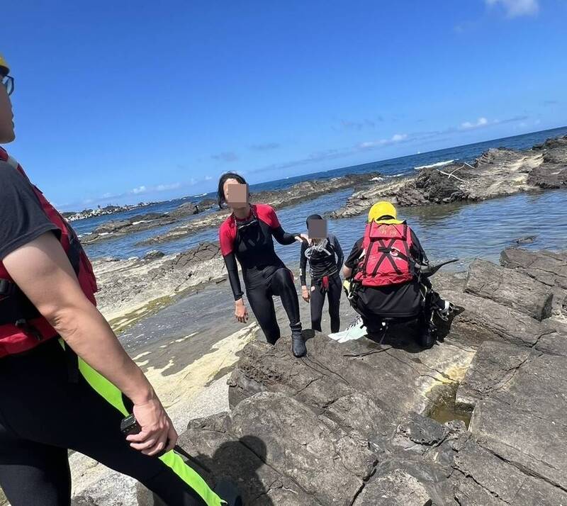 2名女泳客安全获救。(图由民众提供) 2名女泳客安全获救。(图由民众提供)