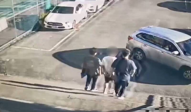 警方将郑嫌拘提到案后，依家庭暴力防治法及重伤害罪嫌送办。（记者陆运锋翻摄）