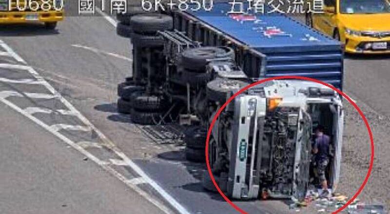 货柜车国1南下6.8公里翻覆 司机踹破挡风玻璃脱困