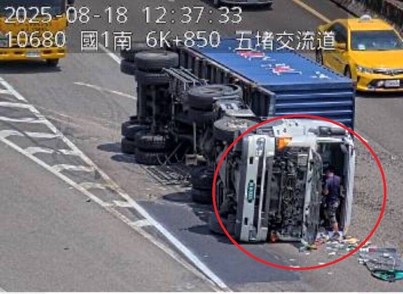 司机踹破挡风玻璃自行脱困。(翻摄自高公局网站) 司机踹破挡风玻璃自行脱困。(翻摄自高公局网站)