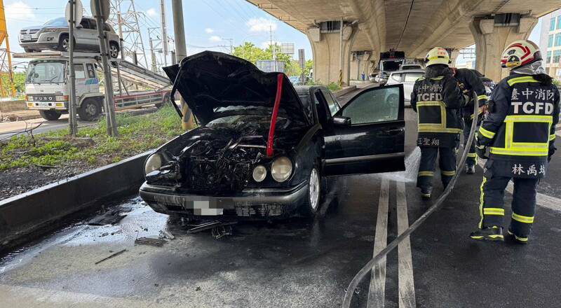 74岁老翁驾驶20年的老宾士   上班途中突然火烧车