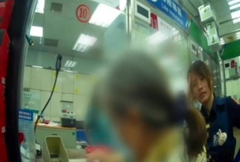 张妇接获自称检察官来电涉及诈骗案,到邮局解200万定存准备汇出时,所幸经警方及行员劝说,才了解是诈骗陷阱。(记者陆运锋翻摄) 张妇接获自称检察官来电涉及诈骗案,到邮局解200万定存准备汇出时,所幸经警方及行员劝说,才了解是诈骗陷阱。(记者陆运锋翻摄)