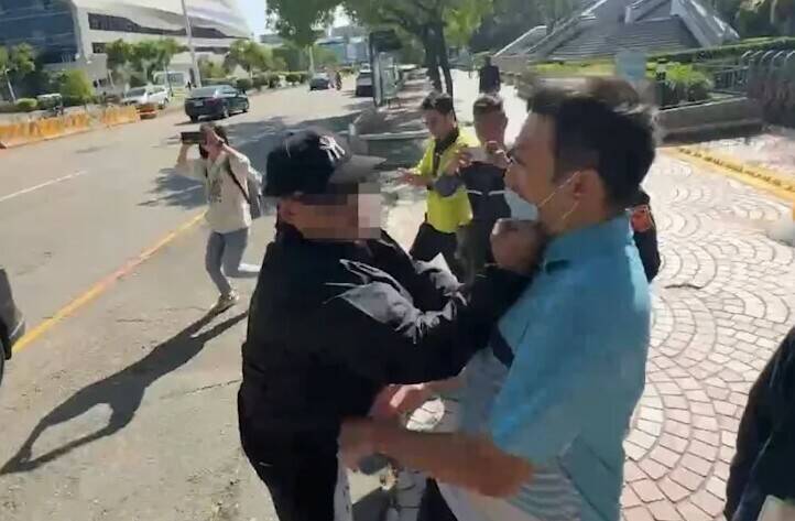 夏朝源走出法院,被郑男挥拳击中下巴。(记者张瑞桢翻摄) 夏朝源走出法院,被郑男挥拳击中下巴。(记者张瑞桢翻摄)