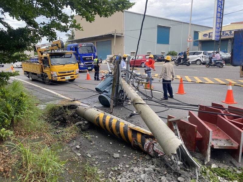 王姓男子所驾驶的营业货运曳引车未绑好钢材,掉落路面砸断电线杆,导致513户停电。(民众提供) 王姓男子所驾驶的营业货运曳引车未绑好钢材,掉落路面砸断电线杆,导致513户停电。(民众提供)