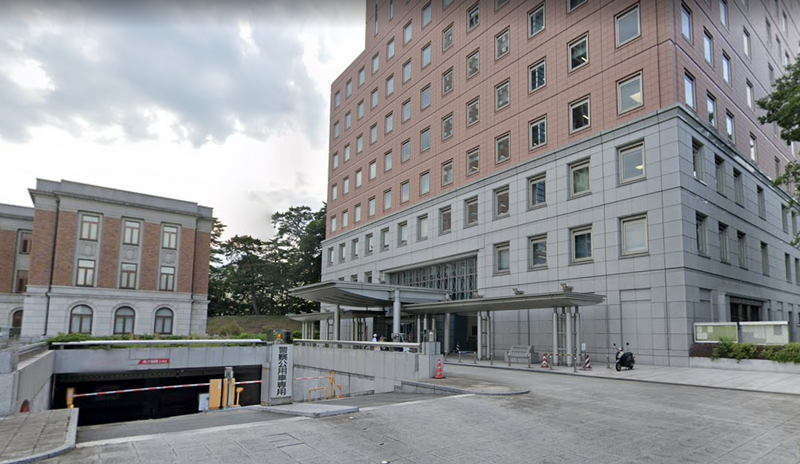 日本群馬縣男子盜用同事電郵信箱，一口氣網購7027件商品後被捕。圖為群馬縣警察本部。（圖擷自Google街景）
