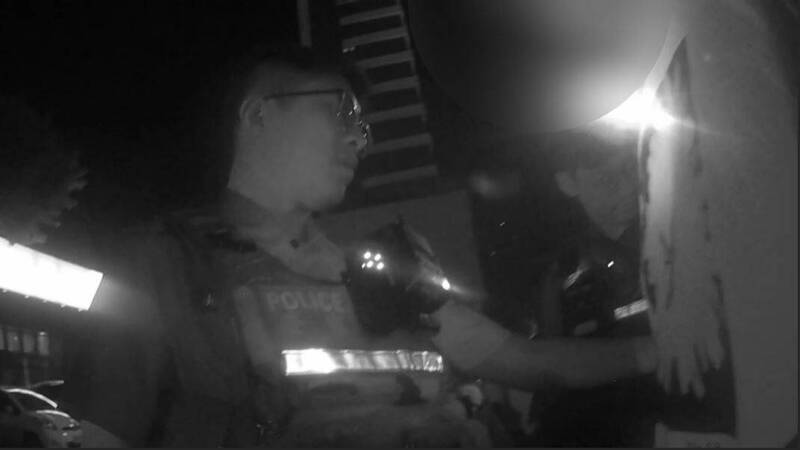 聂男因毒品案被发布通缉,他冒用小8岁弟弟身分闯关,因脸型不同被警方识破。(记者郑淑婷翻摄) 聂男因毒品案被发布通缉,他冒用小8岁弟弟身分闯关,因脸型不同被警方识破。(记者郑淑婷翻摄)