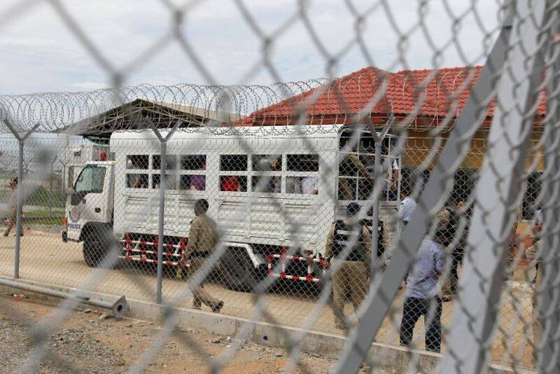 东南亚近年电信诈骗集团猖獗，图为柬埔寨警方遣返涉嫌电信诈骗人员。示意图，非当事人。（路透资料照）