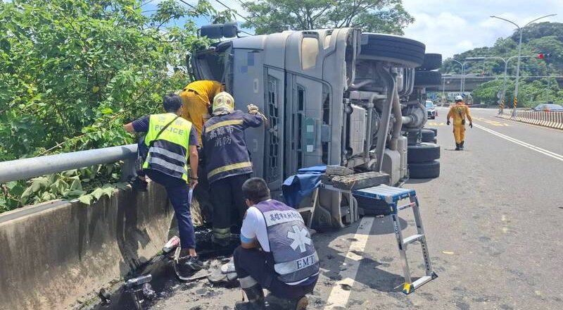 国道10号砂石车下交流道翻覆!驾驶卡车头救出送医