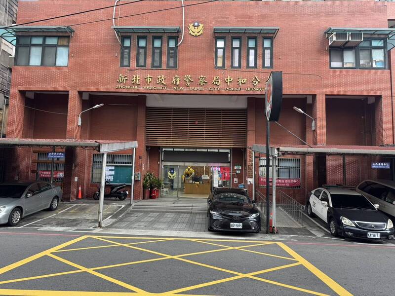 7旬翁告诉妻子要去看医生，却不幸从住处坠楼身亡，新北市警中和分局正调查死因。（记者陆运锋翻摄）