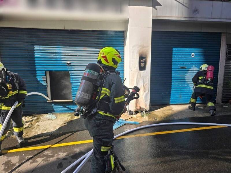 苗栗市南苗商圈店铺于去年8月22日发生火警,消防人员获报到灌救。(记者彭健礼翻摄) 苗栗市南苗商圈店铺于去年8月22日发生火警,消防人员获报到灌救。(记者彭健礼翻摄)