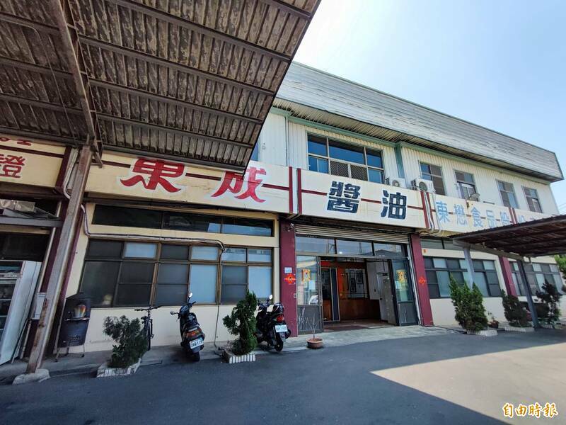 东成酱油内斗未熄，三弟告大哥的女婿、20年厂长妨害秘密，检方不起诉后，东成再声请自诉，台南地方法院也裁定驳回。（记者吴俊锋摄）