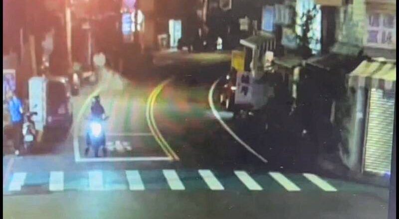 疑与女友吵架泄愤 男子当她面引燃爆裂物丢邻居大门