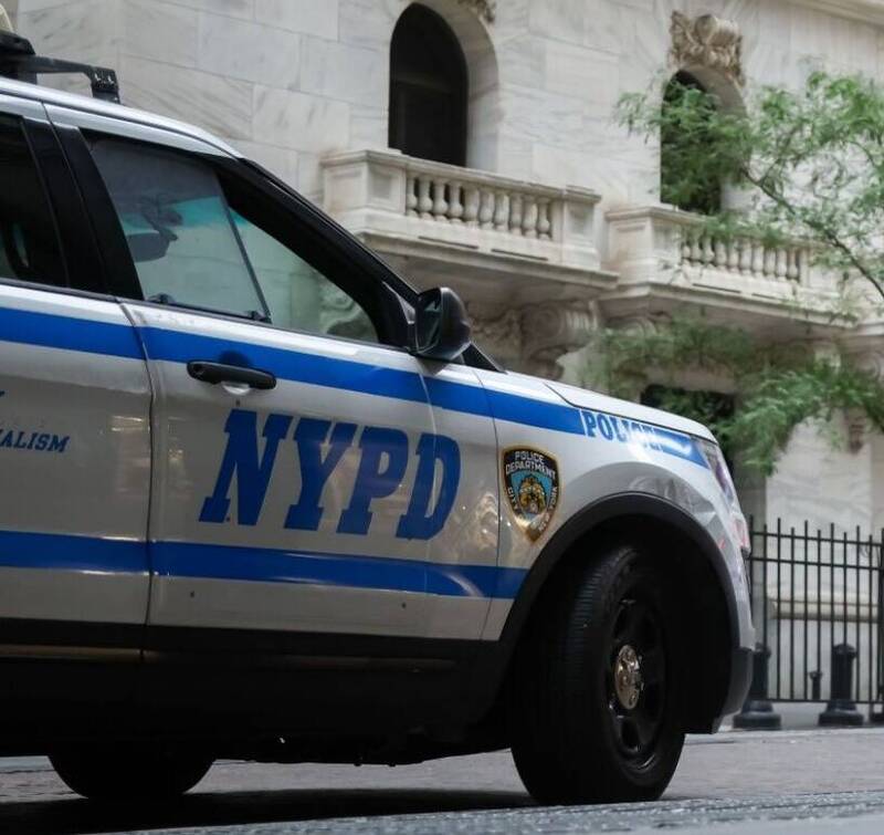 美国纽约布鲁克5岁的男童20日中午左右,从纽约市房屋局(NYCHA)管理的公寓大楼5楼窗户坠落,所幸送医后情况稳定,目前仍在接受治疗。警车示意图。(彭博资料照) 美国纽约布鲁克5岁的男童20日中午左右,从纽约市房屋局(NYCHA)管理的公寓大楼5楼窗户坠落,所幸送医后情况稳定,目前仍在接受治疗。警车示意图。(彭博资料照)