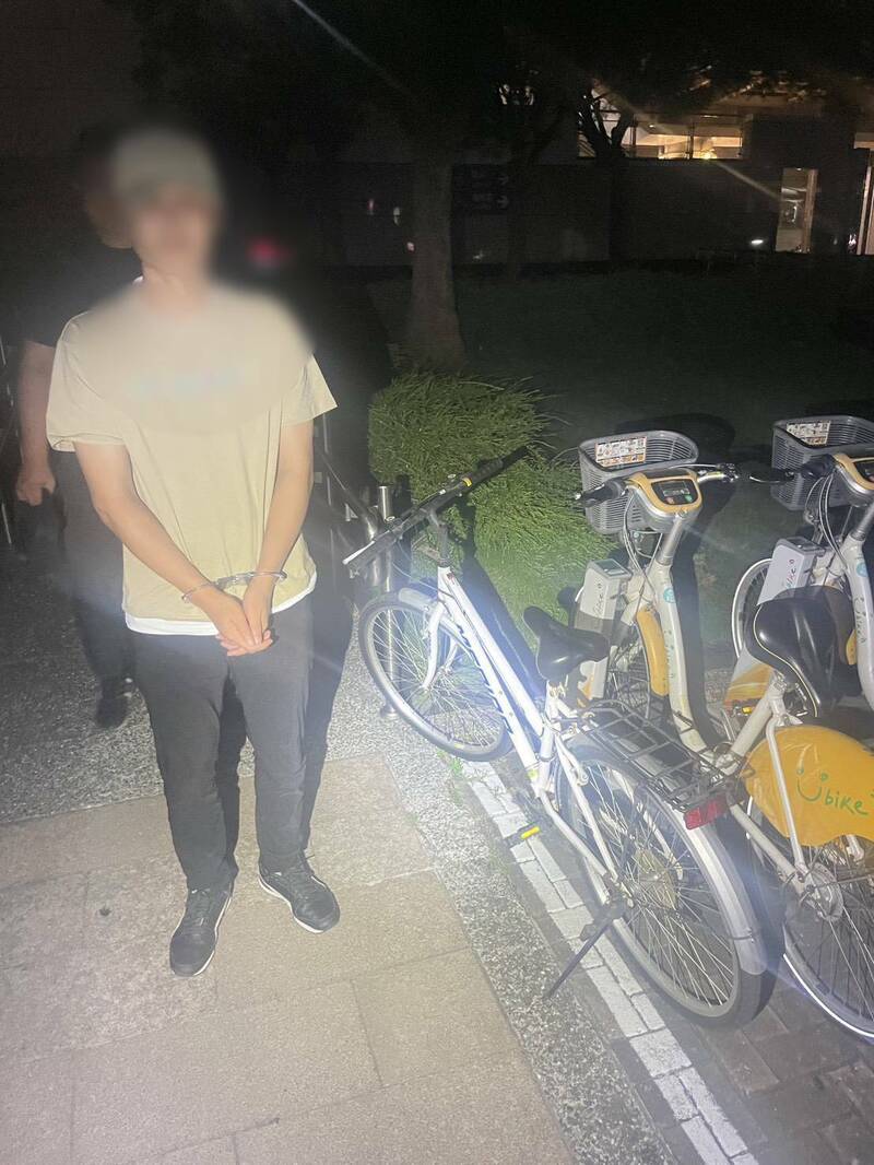 警方逮捕窃嫌。(读者提供) 警方逮捕窃嫌。(读者提供)