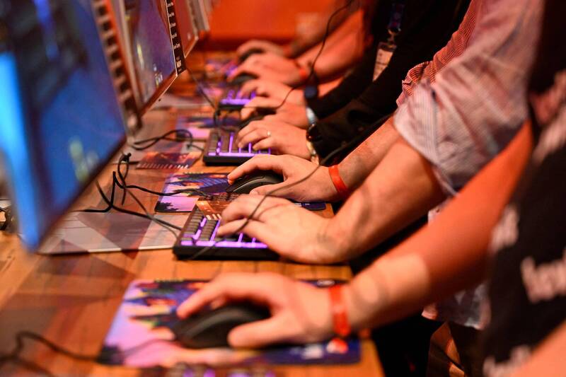 一名32岁芬兰女子在自宅遭陌生男子闯入刺杀,孰料她恰巧正在玩线上游戏,而英国网友竟「即时」听到全程,随后因为与女子一直无法联系转而寄送电邮报案,当地警方隔日上门查看发现女子陈尸客厅,随后追查男嫌犯案发逃逸后死亡。示意图,图与新闻事件无关。(法新社资料照) 一名32岁芬兰女子在自宅遭陌生男子闯入刺杀,孰料她恰巧正在玩线上游戏,而英国网友竟「即时」听到全程,随后因为与女子一直无法联系转而寄送电邮报案,当地警方隔日上门查看发现女子陈尸客厅,随后追查男嫌犯案发逃逸后死亡。示意图,图与新闻事件无关。(法新社资料照)