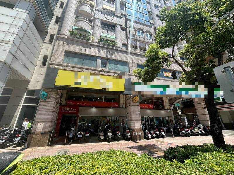 高雄市某家24小时漫画店,惊传男子陈尸包厢已明显死亡。(民众提供) 高雄市某家24小时漫画店,惊传男子陈尸包厢已明显死亡。(民众提供)