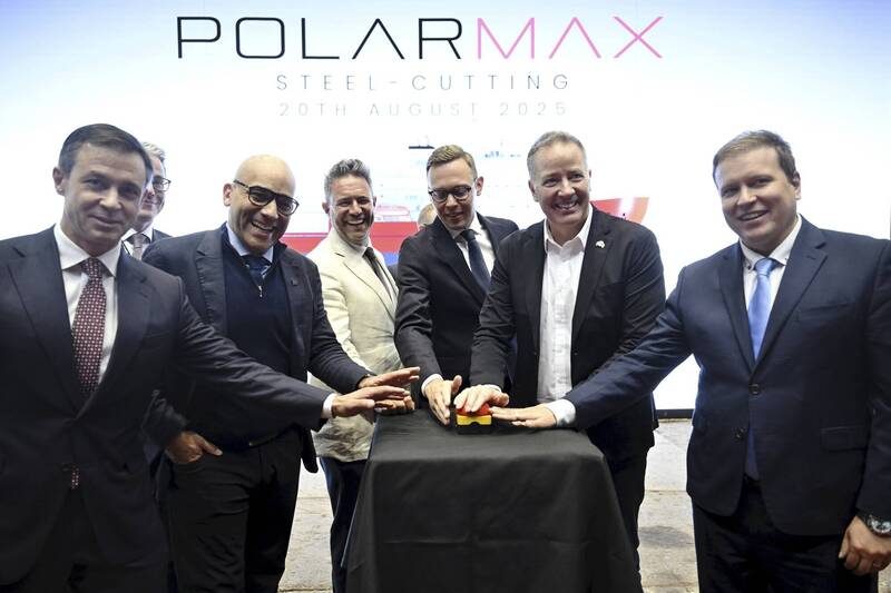 加拿大和芬兰代表在芬兰赫尔辛基造船厂举行的极地极限号开工仪式上合照。(美联社) 加拿大和芬兰代表在芬兰赫尔辛基造船厂举行的极地极限号开工仪式上合照。(美联社)