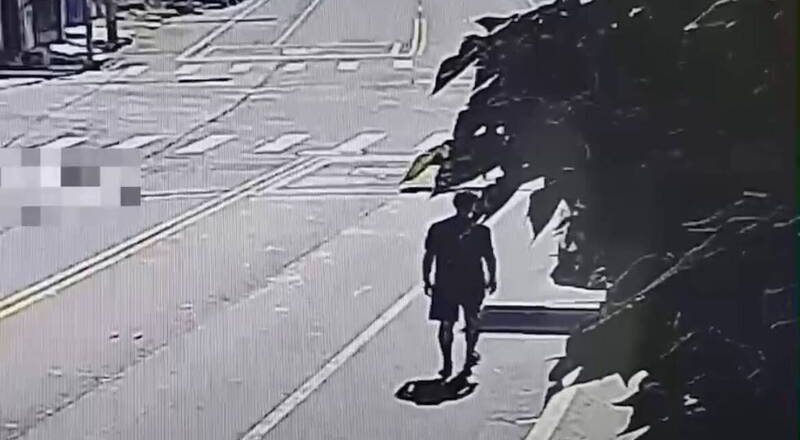 竹北父购物没熄火被劫车 儿在车上吓坏机警逃