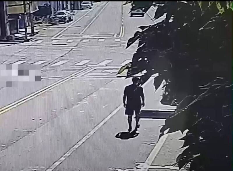 新竹县一名父亲开车载儿子购物遇劫车，所幸男童机警逃生。（警方提供）