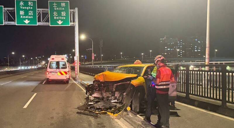 小黄深夜自撞分隔岛 华江桥机车道惨沦停车场