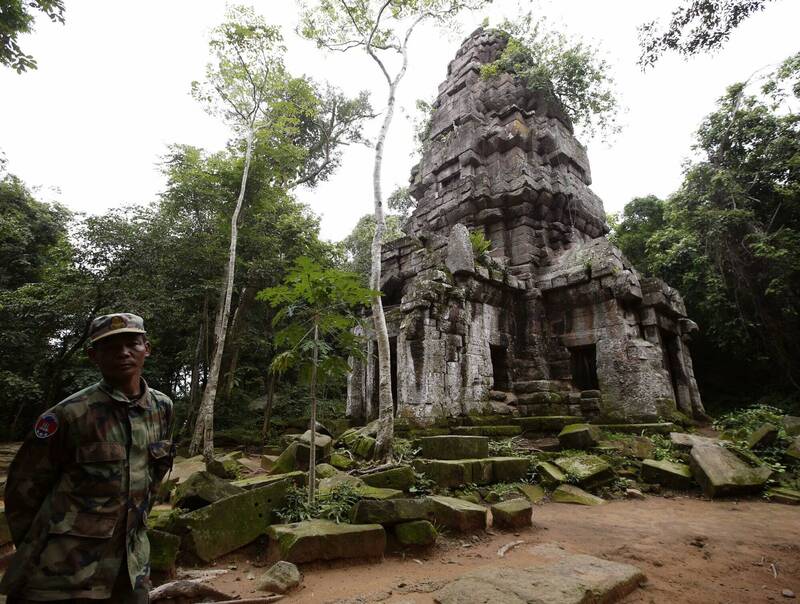 2015年，柬埔寨士兵驻守在泰柬边境的塔桂寺（Ta Kwai temple）。（欧新社）