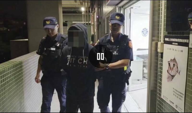 黄男(中)在台中丰原火车站售票大厅砍伤前女友母女,被中检依杀人未遂罪起诉。(警方提供) 黄男(中)在台中丰原火车站售票大厅砍伤前女友母女,被中检依杀人未遂罪起诉。(警方提供)