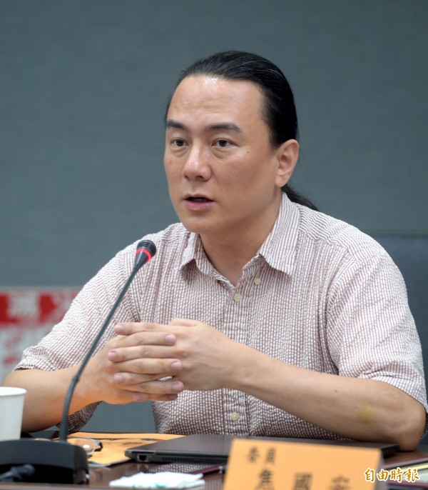 对于张景森提出卖场调节营业时间的想法，翟本乔认为现有科技已能针对人数来调整温度。（资料照，记者王敏为摄）