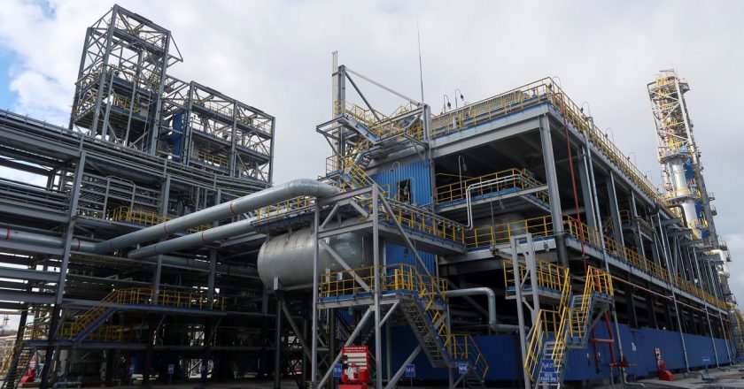 乌军重击俄炼油厂至停摆 乌情报：西方制裁不能减