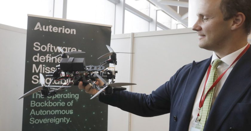 AI蜂群无人机将成战场新利器 乌克兰率先实战验证