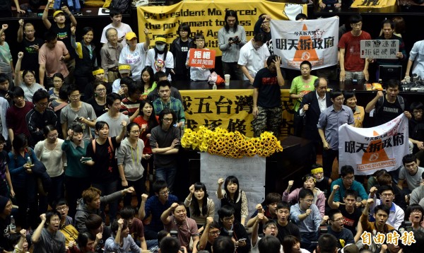 即使行政院撤告,318学运人士的公诉案仍在审理中。(资料照,记者林正堃摄) 即使行政院撤告,318学运人士的公诉案仍在审理中。(资料照,记者林正堃摄)