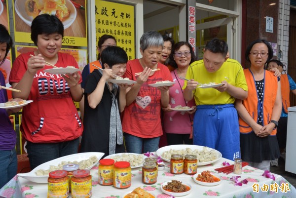 罗东镇业者捐10天部分所得,帮助圣嘉民启智中心修缮设施。(记者朱则玮摄) 罗东镇业者捐10天部分所得,帮助圣嘉民启智中心修缮设施。(记者朱则玮摄)